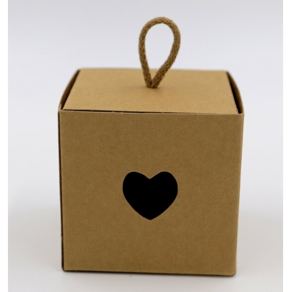 Dovanų dėžė, natūralus kartonas, su širdelės formos langeliu, Italija.10x10x10cm