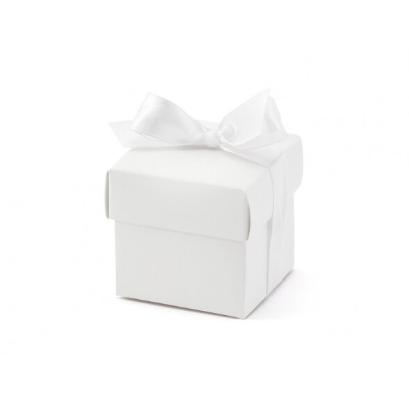 Dovanų dėžutė su balto atlaso juostele, balta, kartonas, 5,2cm x 5,2cm x 5,2cm
