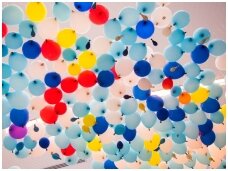 Kaip sukurti balionų lubų dekoracijas be helio