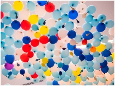 Kaip sukurti balionų lubų dekoracijas be helio